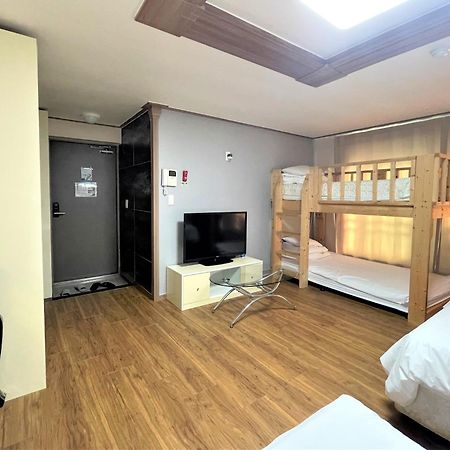 Hy Choi Hostel Seogwipo Exterior foto